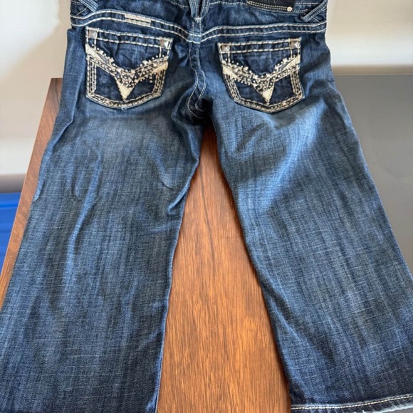 Beautiful women's Capris with detail - Picture 2 of 4